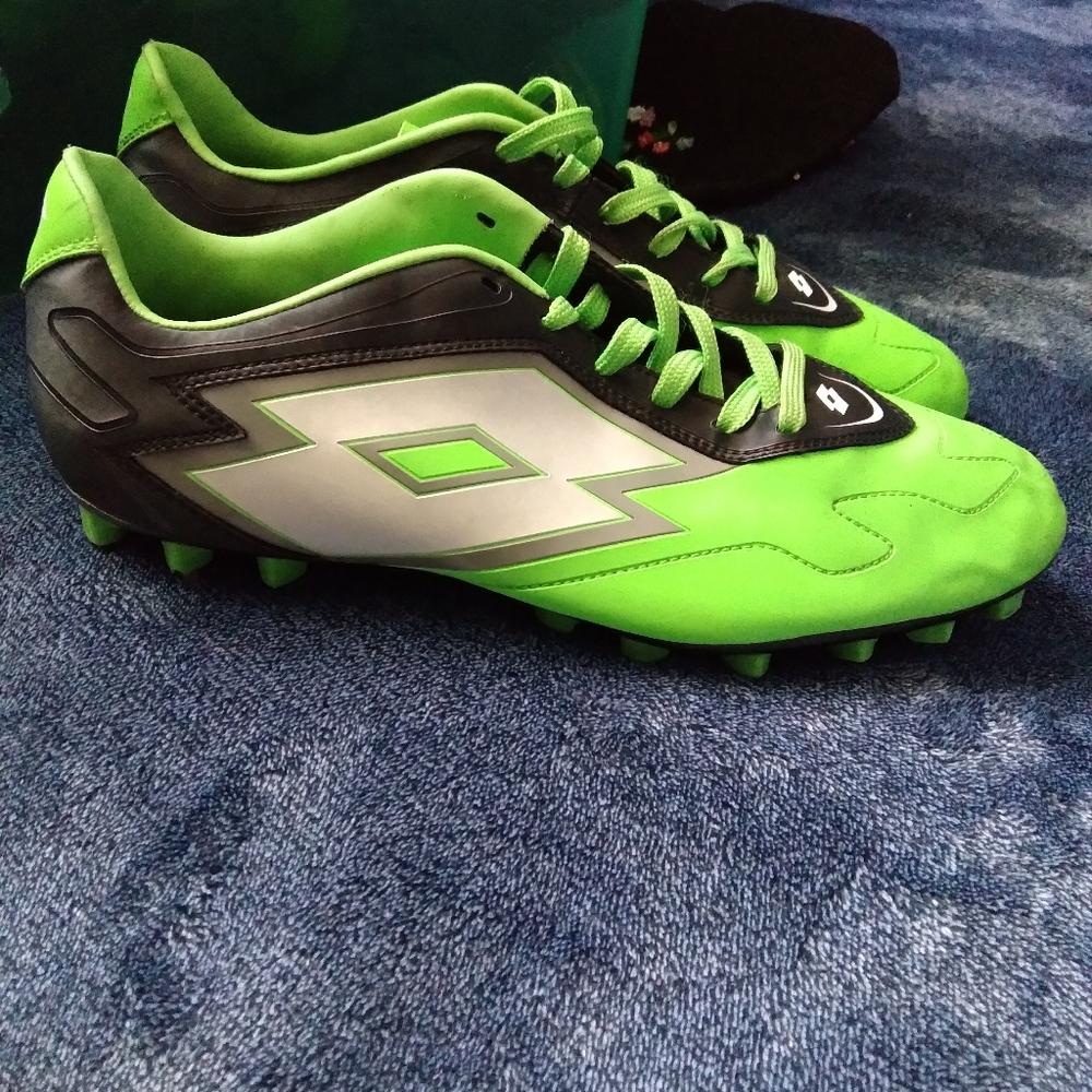 Soccer shoes
